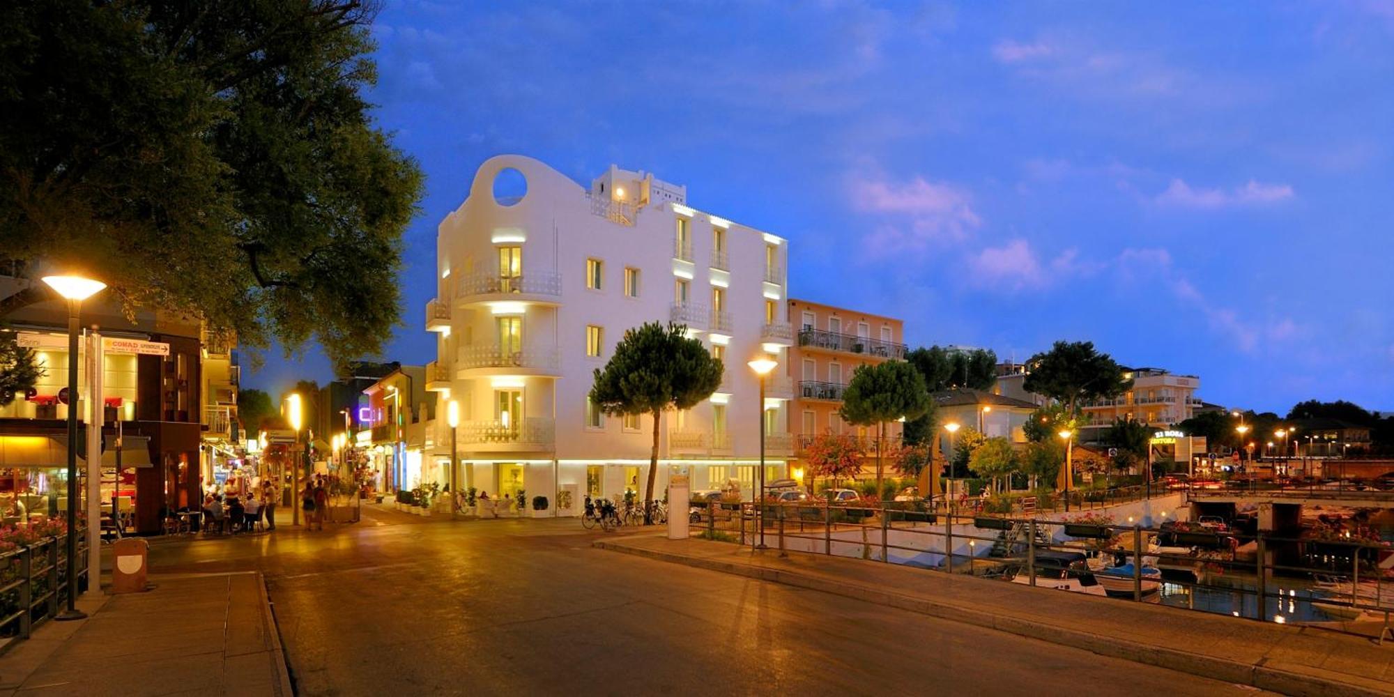 Hotel Al Cavallino Bianco Riccione Exterior foto