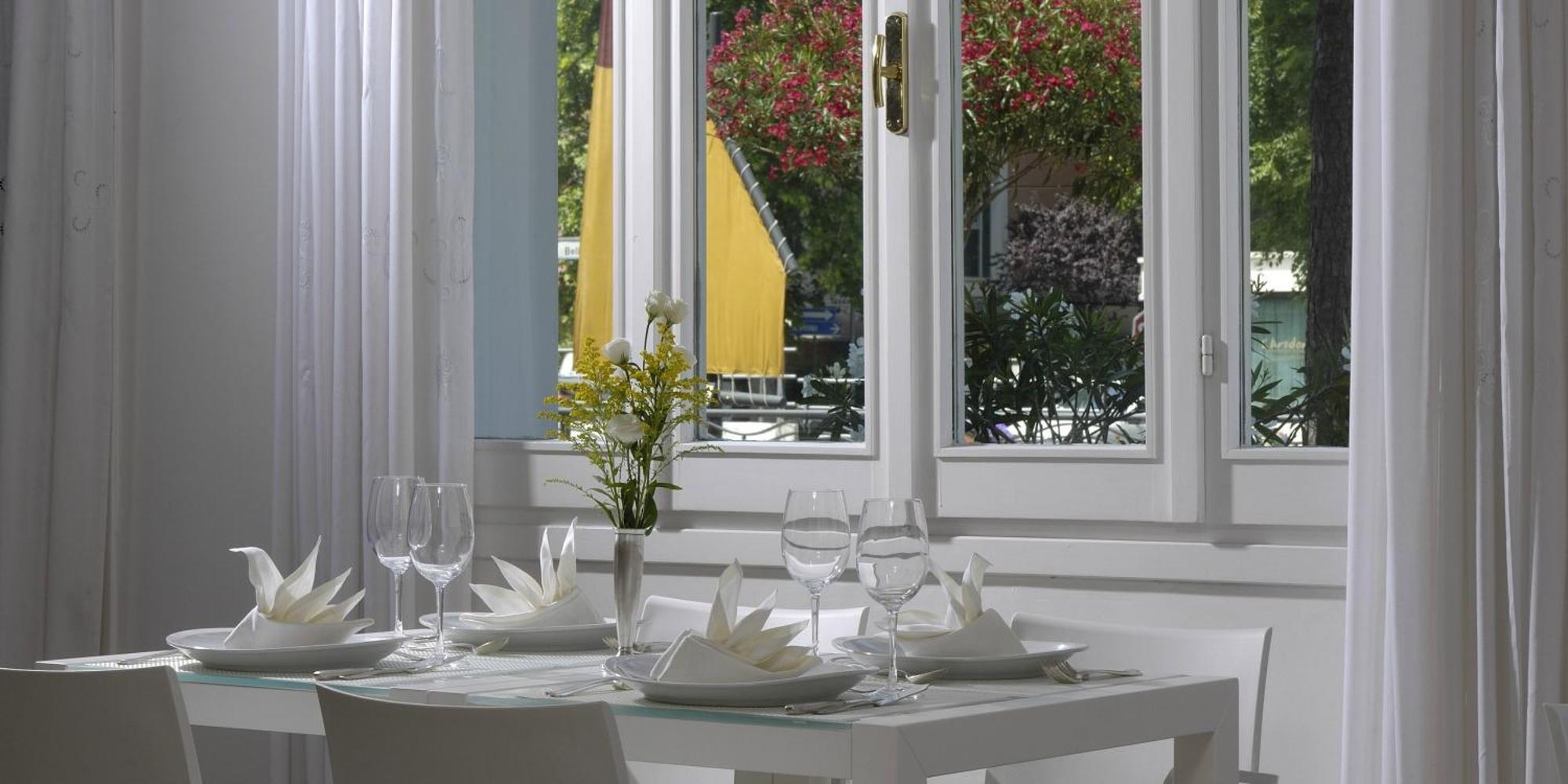 Hotel Al Cavallino Bianco Riccione Exterior foto